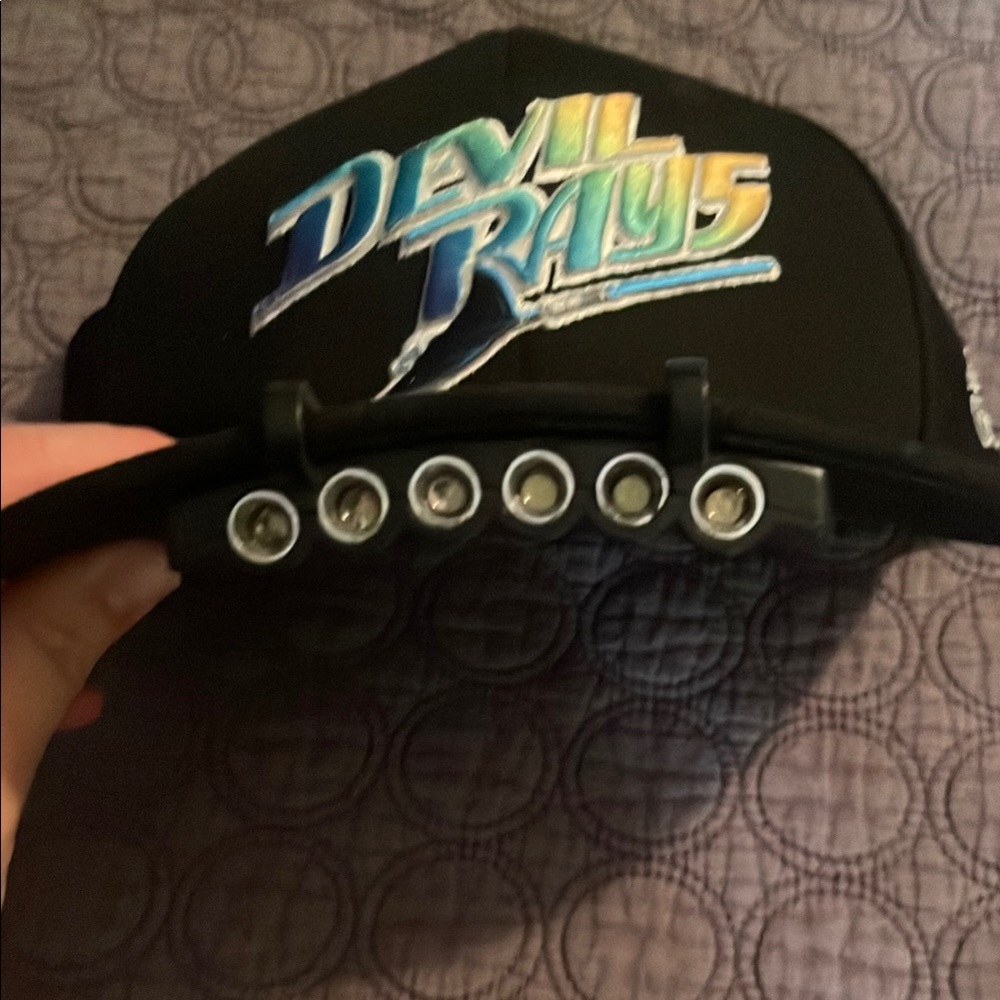 Black Clip-On LED Cap Light - Picture 4 of 4